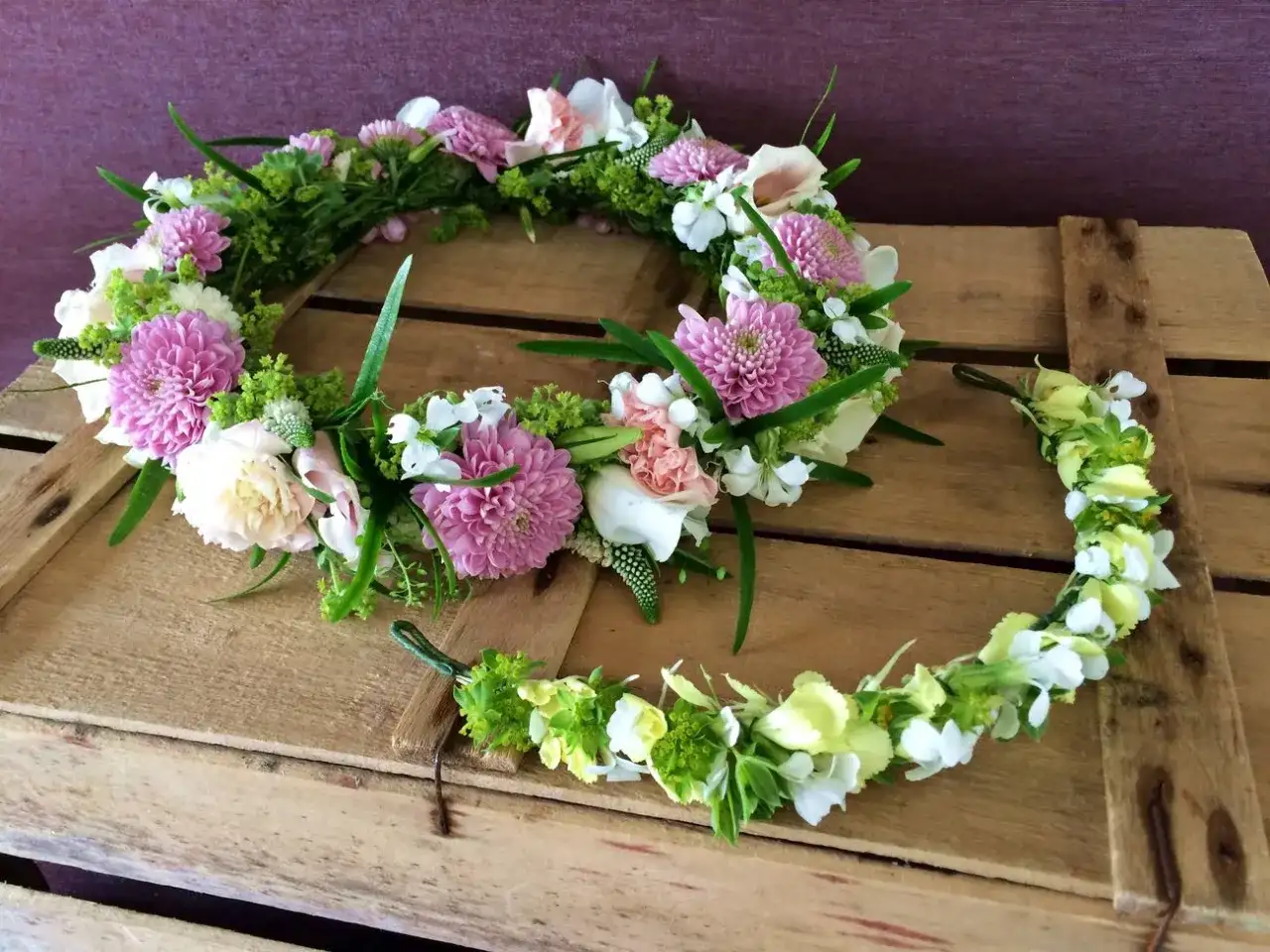 Midsommarnaglar med blommor, blått och gult
