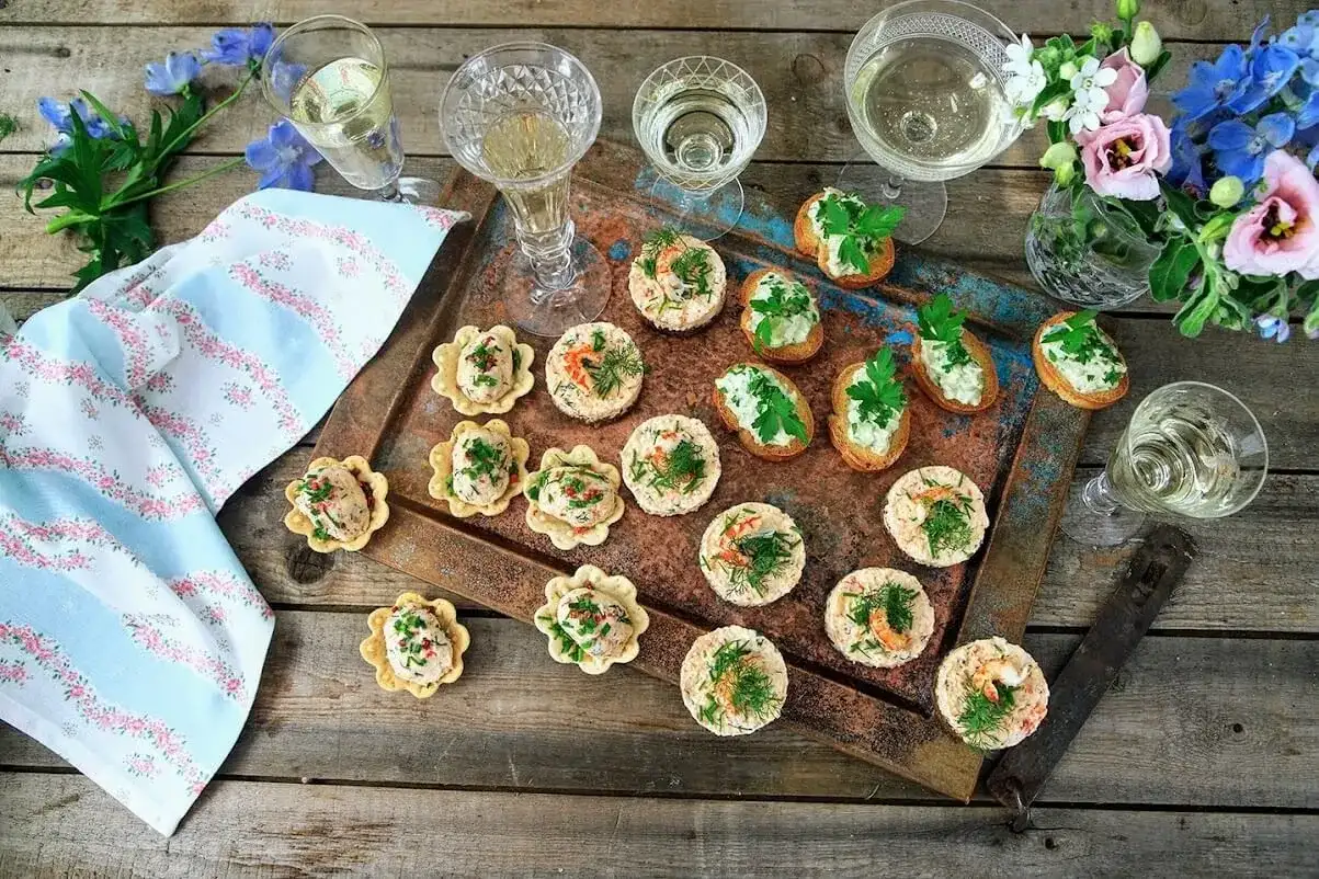 Snacks till bubbel som gör dukningen enkel och festlig