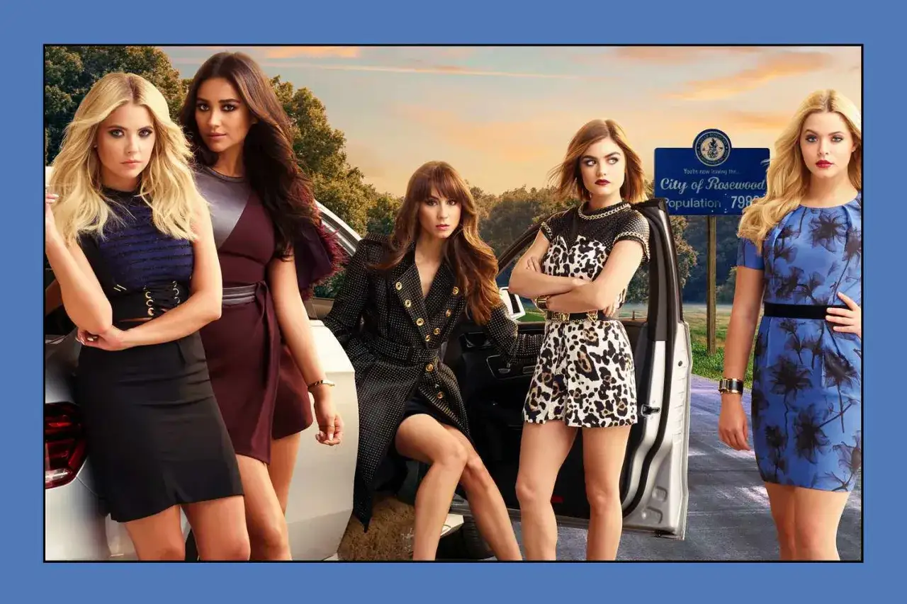 Här är rollistan i Pretty Little Liars: Aria, Emily, Hanna, Spencer och Alison står vid en bil nära en skylt för Rosewood.