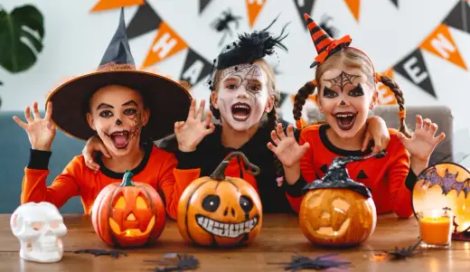 Halloweenfest för barn med lekar, pyssel och smart planering